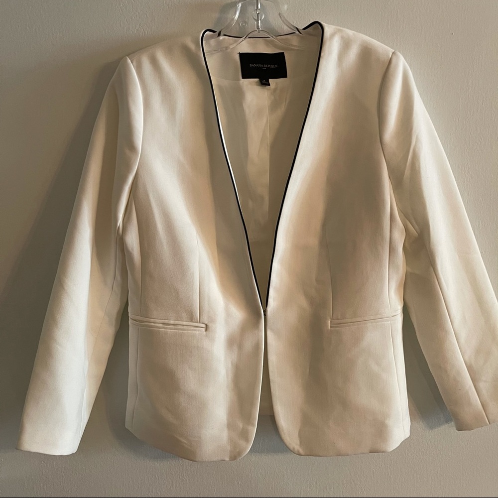 Ladies white no lapel blazer